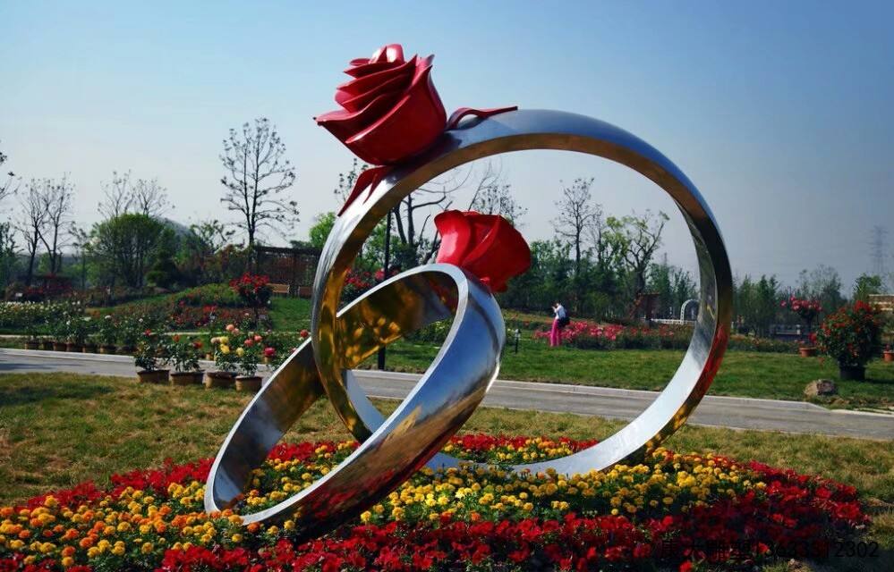 不銹鋼雕塑的特點(diǎn)有哪些？如何進(jìn)行設(shè)計(jì)制作？