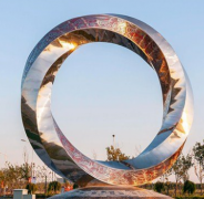 不銹鋼雕塑為什么能在我國(guó)迅速發(fā)展？目前有哪兩大種類？